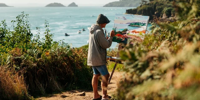 Peintre sur le sentier des Douaniers