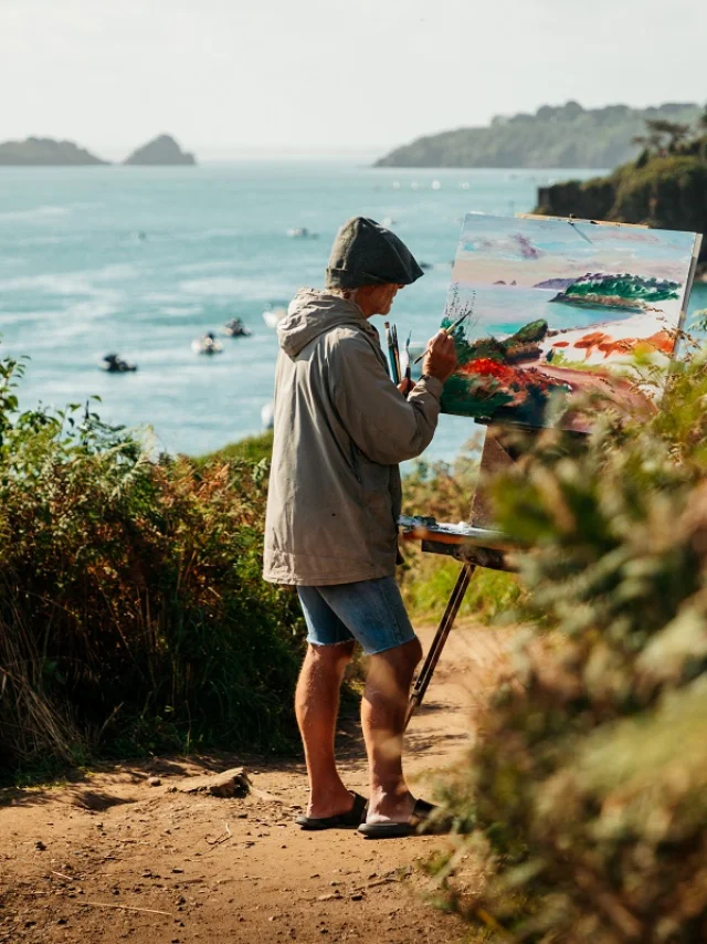 Peintre sur le sentier des Douaniers