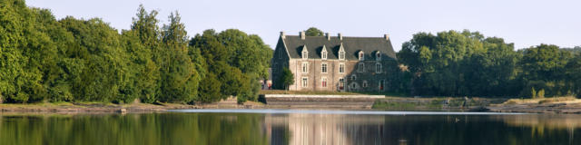 reflet du château de Comper dans le lac