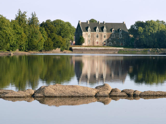 reflet du château de Comper dans le lac