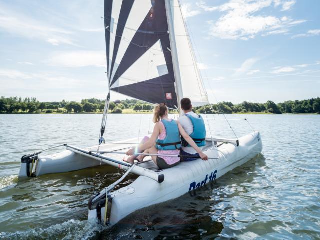 voile catamaran sur le lac au Duc