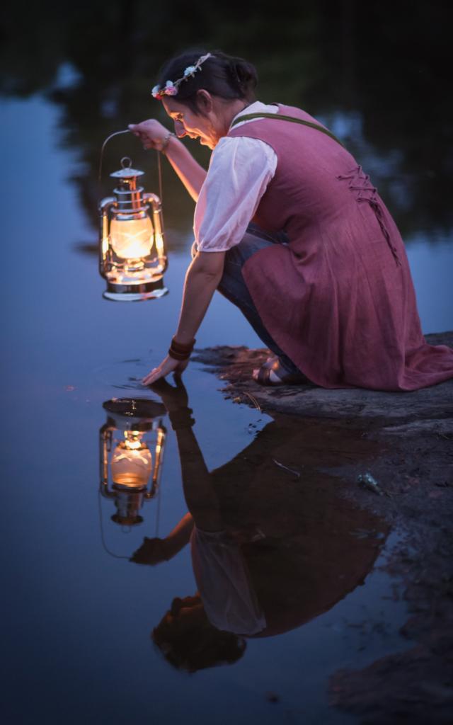 Conteuse en Brocéliande au crépuscule