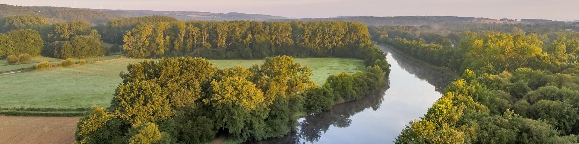 Una vista da drone del canale di Nantes-Brest