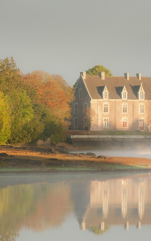 L'etang de Comper, sous ses eaux reside dans un chateau de cristal la fee Viviane qui offre au roi Arthur la celebre epee magique Excalibur.Vue sur le chateau de Comper a Concoret.