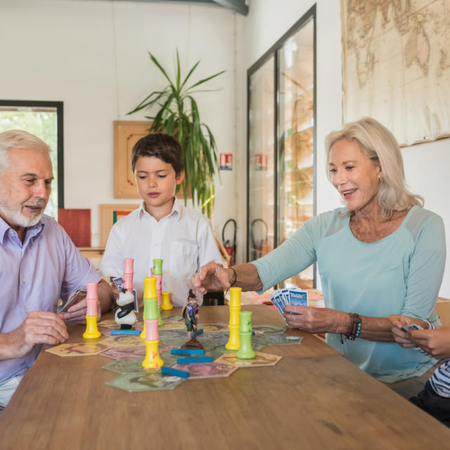 An inter-generation family play at the Auberge des voyajoueurs with society games