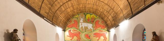 église du Graal, abate Gillard, fresco, ciervo blanco, Tréhorenteuc, leyendas artúricas, brocéliande, Morbihan, Bretaña