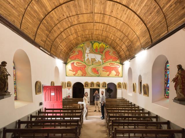 chiesa del Graal, abate Gillard, affresco, cervo bianco, Tréhorenteuc, leggende arturiane, brocéliande, Morbihan, Bretagna