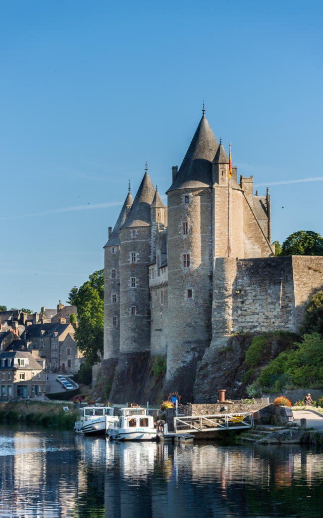 Josselin, cité médiévale au bord du Canal de Nantes à Brest