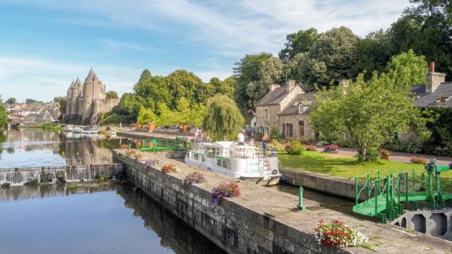 Château de Josselin au bord du Canal de Nantes à Brest