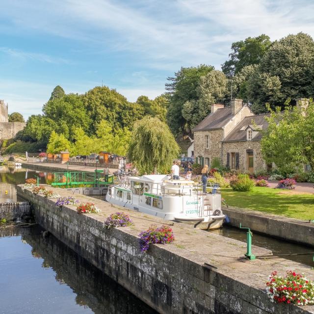 Château de Josselin au bord du Canal de Nantes à Brest