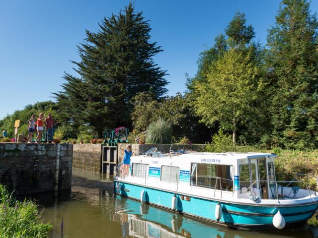 Boot auf dem Canal de Nantes à brest in Malestroit