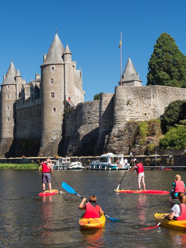 Activités nautiques sur le Canal de Nantes à Brest à Josselin