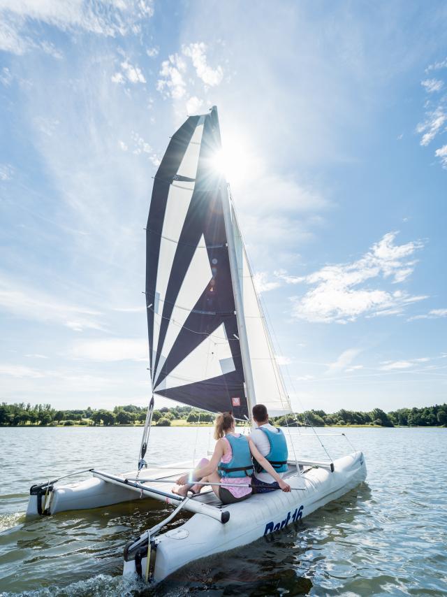 catamaran zeilen op Lac au Duc