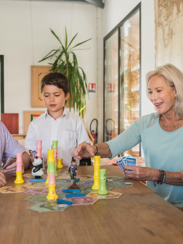 Un gioco di famiglia intergenerazionale all'Auberge des voyajoueurs con giochi di società