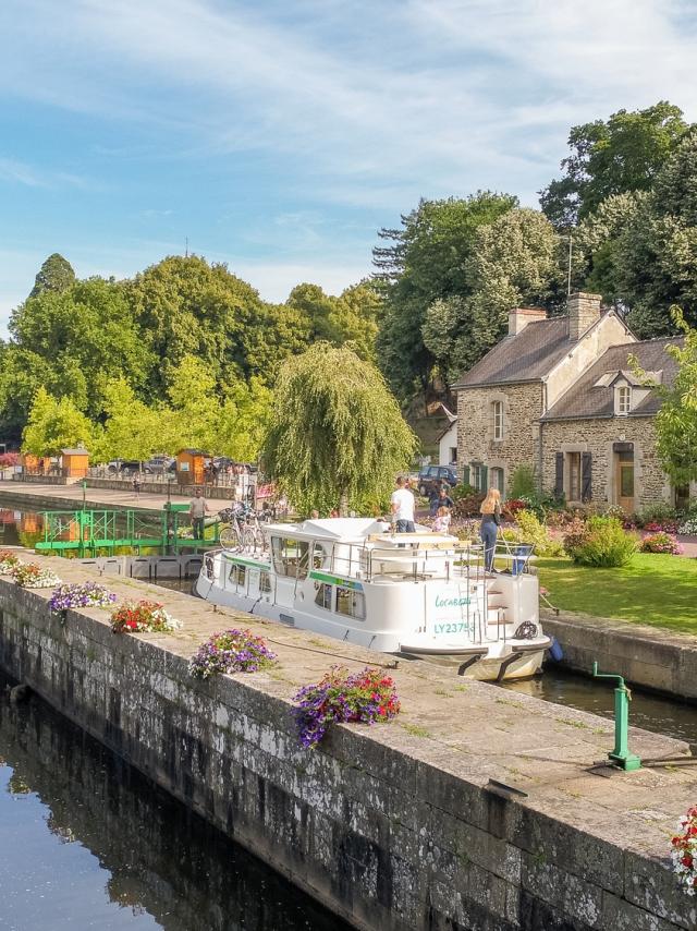 Château de Josselin au bord du Canal de Nantes à Brest