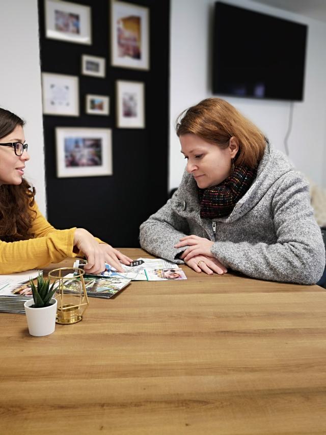 Il nostro consulente turistico accoglie un turista