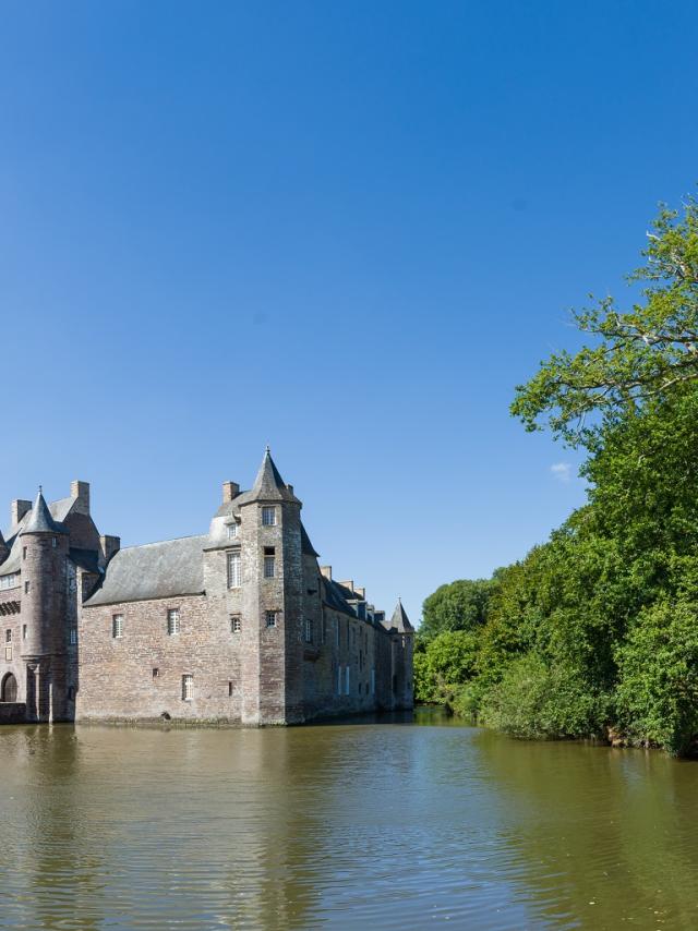 Het mooiste kasteel van Brocéliande, legende van de witte dame, groene omgeving, Concoret, Morbihan, Bretagne