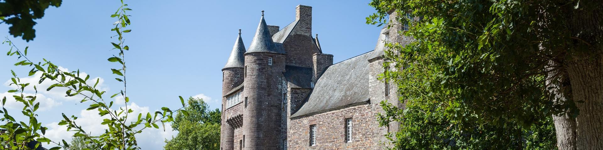 legendäres Schloss, roter Schiefer, Campénéac, Morbihan (56), Bretagne