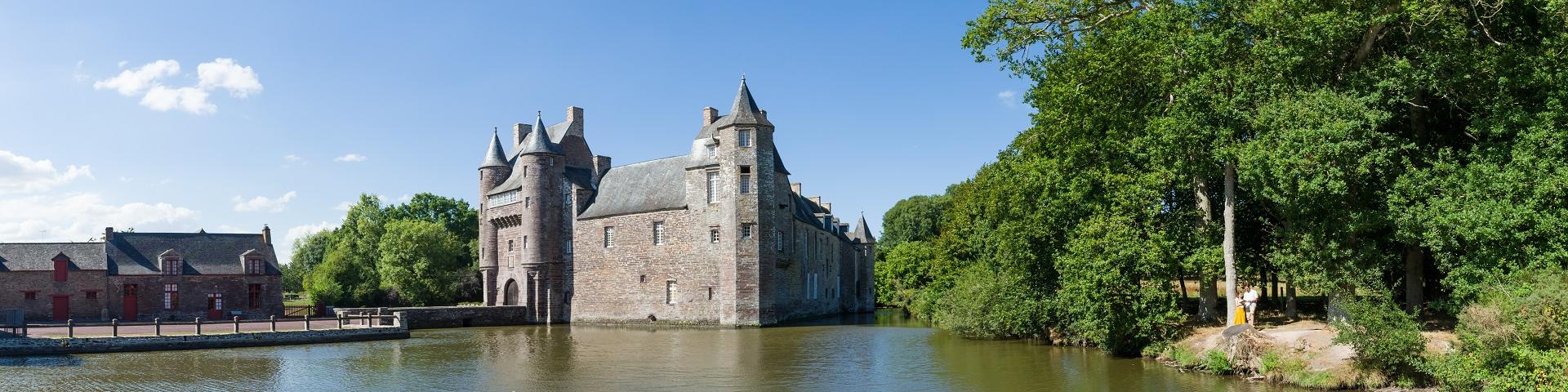 El castillo más bello de Brocéliande, leyenda de la dama blanca, entorno verde, Concoret, Morbihan, Bretaña