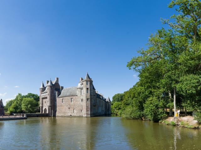 Plus beau château de Brocéliande, légende dame blanche, écrin de verdure, Concoret, Morbihan, Bretagne