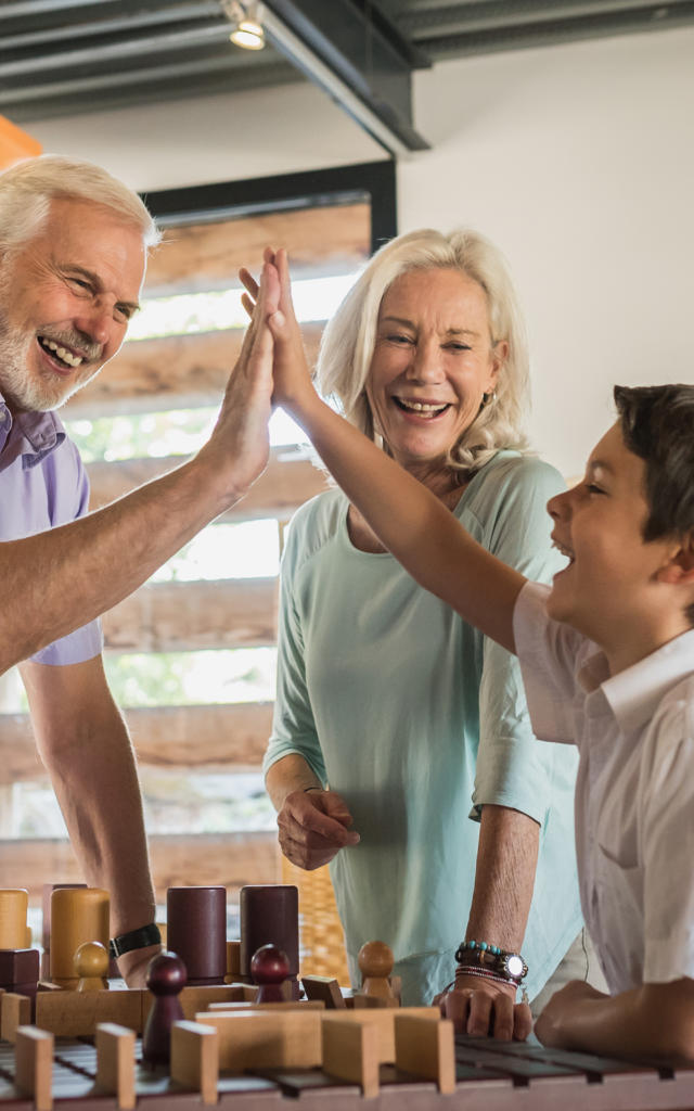 An inter-generation family play at the Auberge des voyajoueurs with society games