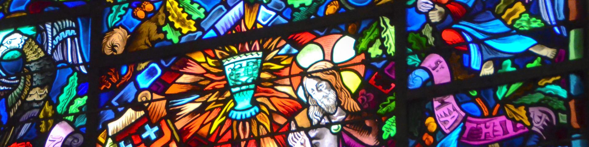 Kirche von Tréhorenteuc oder Gralskirche, das Fenster der Tafelrunde