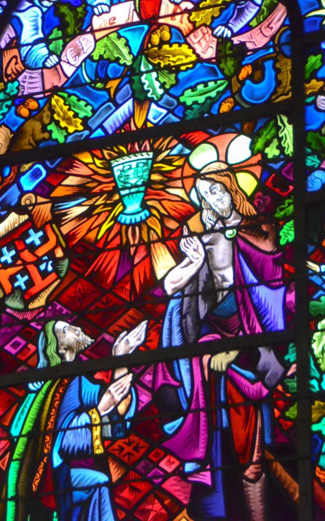 Kirche von Tréhorenteuc oder Gralskirche, das Fenster der Tafelrunde
