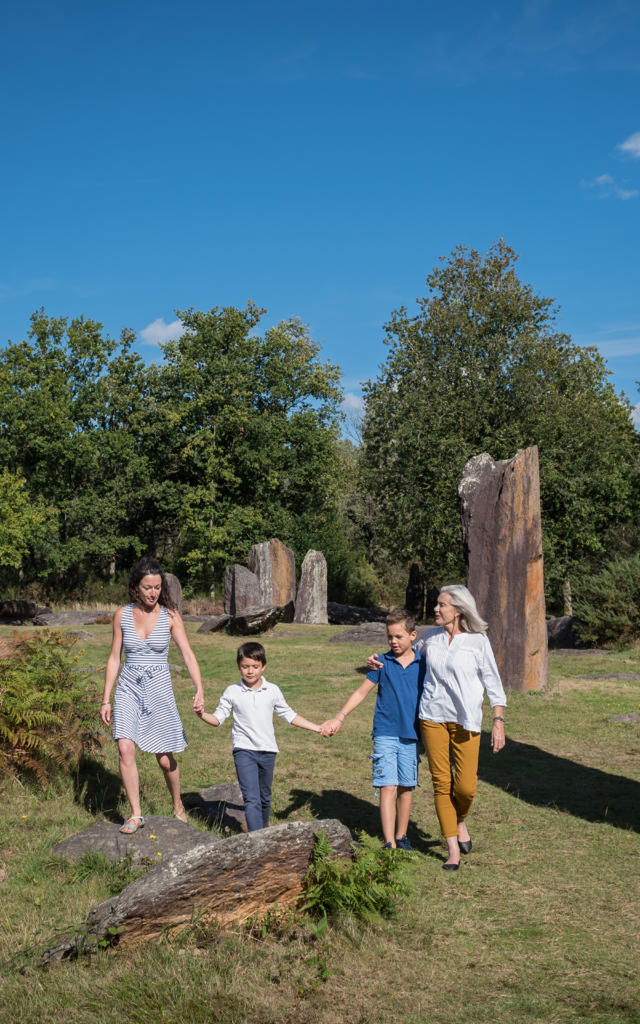 Una famiglia intergenerazionale passeggia tra i megaliti