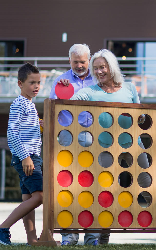 An inter-generation family play at the Auberge des voyajoueurs with society games