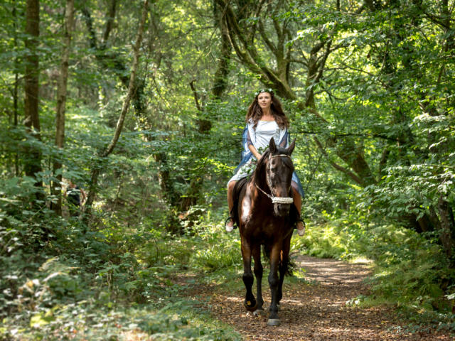 Tréhorenteuc, fata a cavallo vicino a Val sans Retour