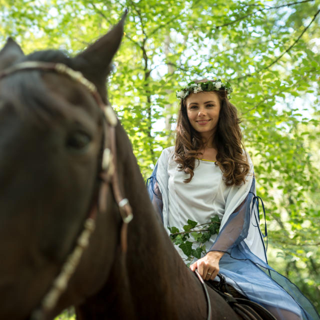 Fata, a cavallo vicino alla Valle del Non Ritorno