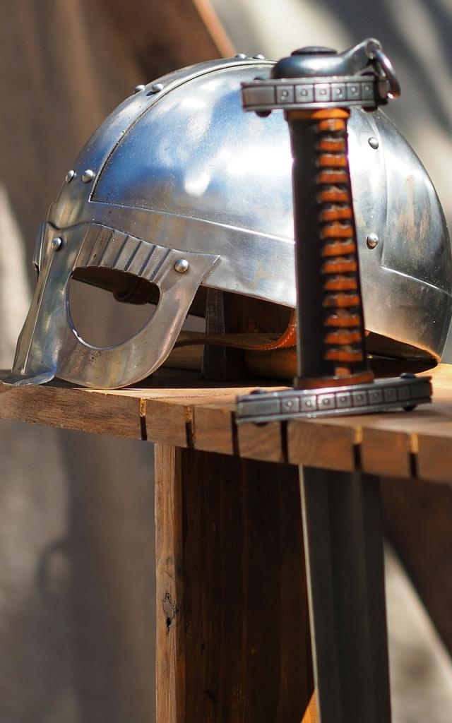 Schwerter und Ritterhelm