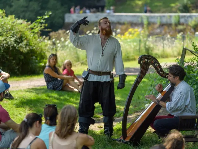 animation contes sous les chânes avec conteur et harpiste sous le chêne centenaire du château de Comper à Concoret par le centre de l'imaginaire arthurien