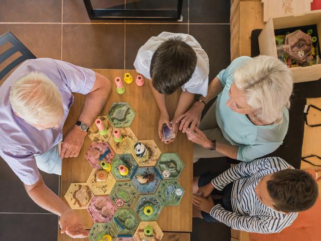 An inter-generation family play at the Auberge des voyajoueurs with society games