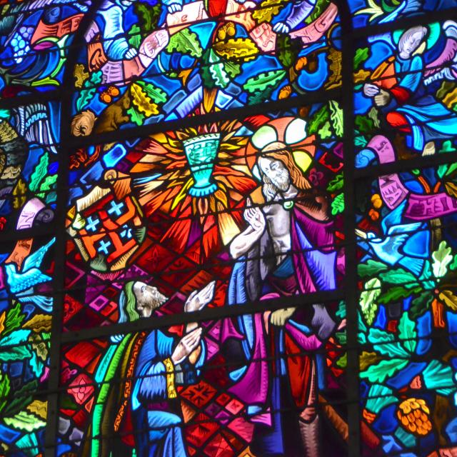 église de Tréhorenteuc ou Eglise du Graal, le vitrail de la Table Ronde
