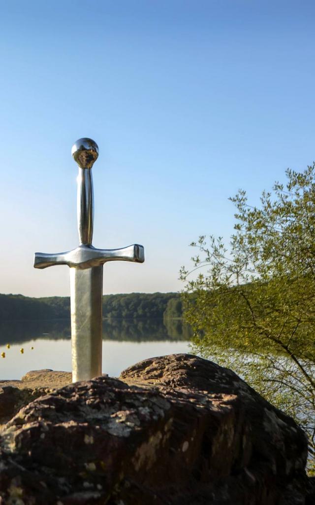excalibur, espada en la roca en Trémelin. Crtb-Guillaudeau Donatienne