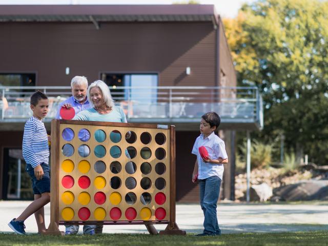 Un juego familiar intergeneracional en el Auberge des voyajoueurs con juegos de sociedad
