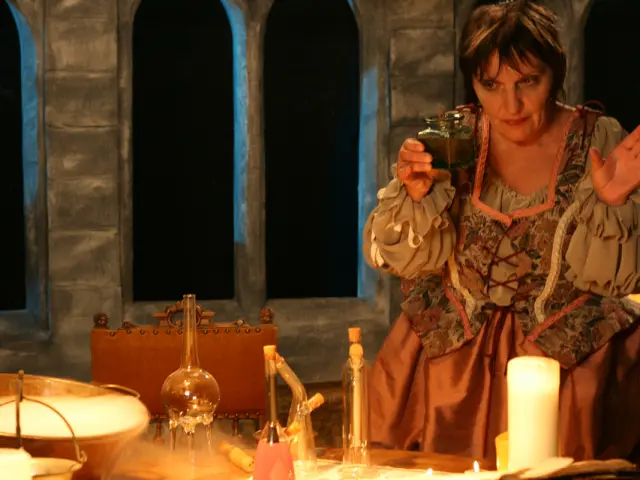 Damenora Credit Carole Argentin Domino Studios