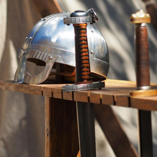espadas y cascos de caballero