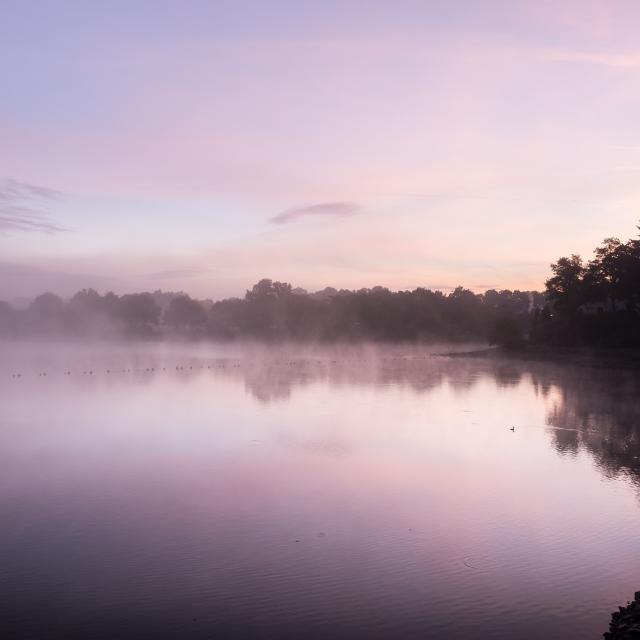 Paysage du lac au Duc à l'aube à Ploërmel