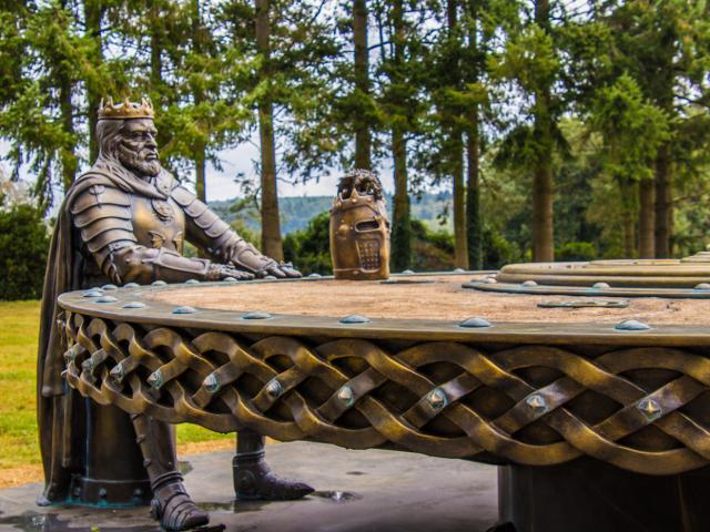 La Table Ronde Néant-sur-Yvel opera d'arte di Re Artù