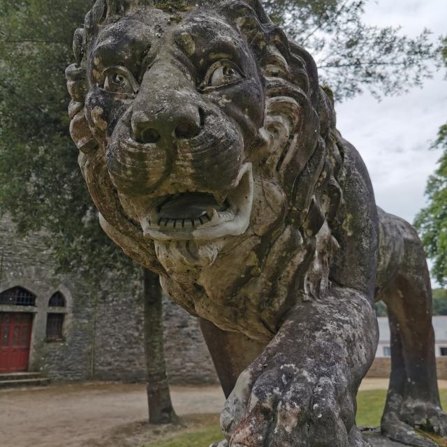 Chateau Josselin - parkwachter leeuw