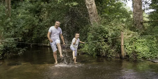 Jardins de Brocéliande, sentiero a piedi nudi, il fiume
