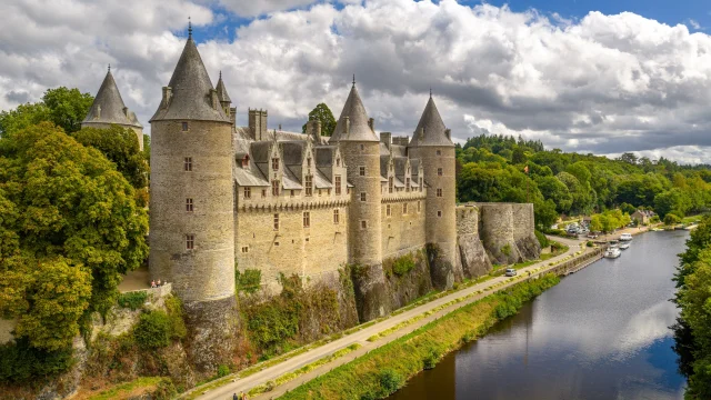 chateau de Josselin - vue aérienne - canal - façade médiévale extérieure