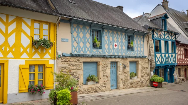 Rue Des Vierge Josselin maisons à colombage colorées