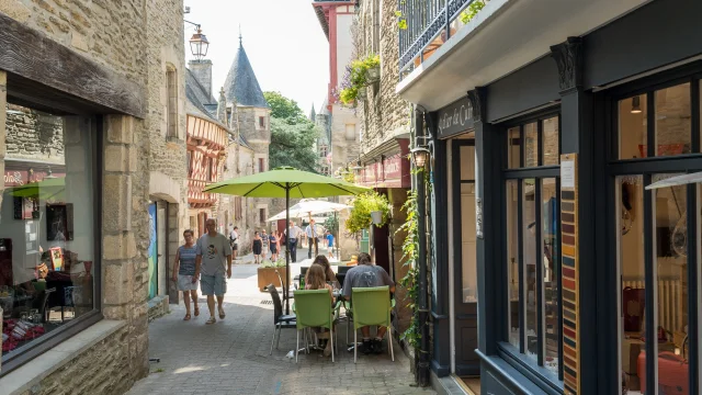 ruelle animée - Josselin - château - artisans d'art - restaurant