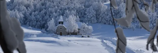 La Chapelle de Retord sous la neige en hiver