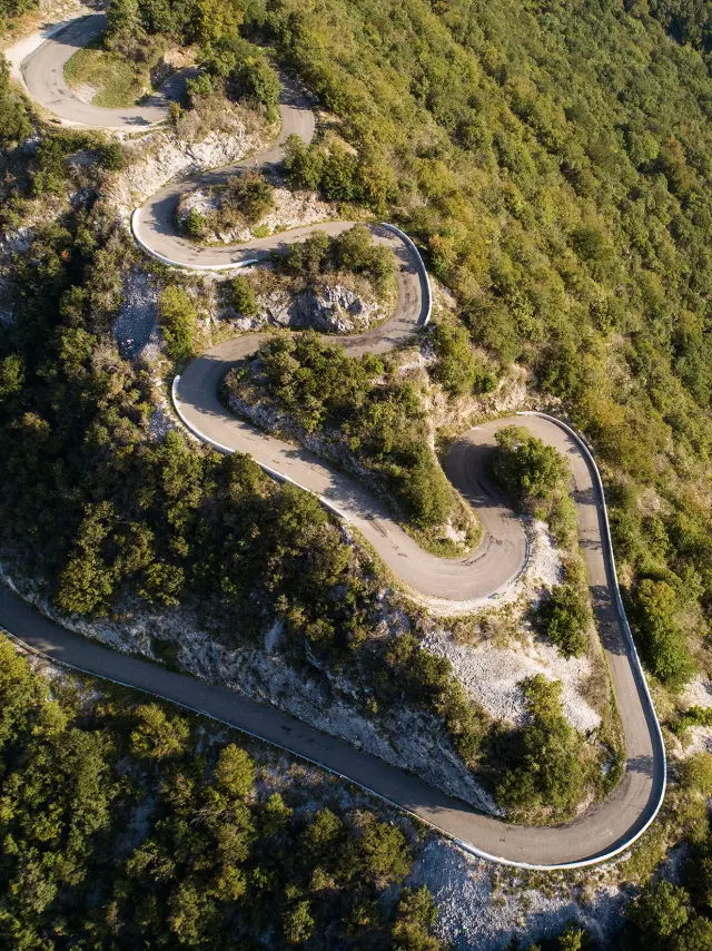 Lacets du Grand Colombier au dessus de Culoz