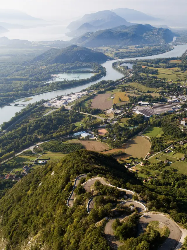 Lacets du Grand Colombier surplombant Culoz, le Rhône et le lac du Bourget