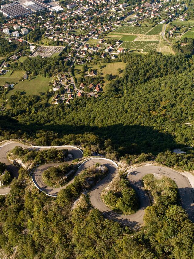 Lacets du Grand Colombier au dessus de Culoz